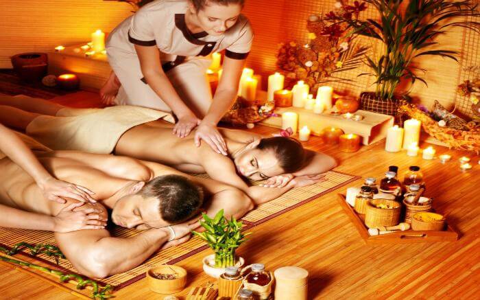 Herbal compress therapy by the Thu Bon River